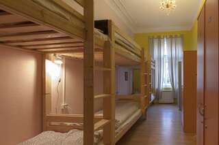 Хостел Late Breakfast Club Hostel Санкт-Петербург Кровать в общем номере с шестью кроватями-1